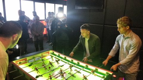 Los jugadores del Oviedo juegan al futbol�n con los invitados al evento