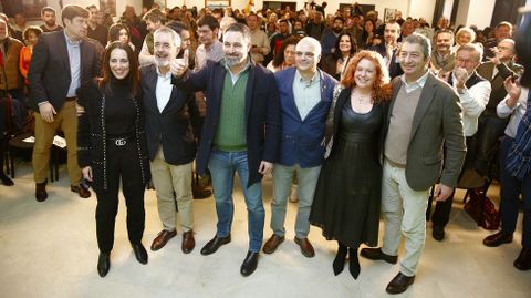 Santiago Abascal, con los candidatos de Vox en las elecciones autonmicas de Galicia del 18 de febrero