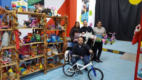 Alys Rodr�guez, Diana Mois�s y Jenny Riveros y, en primer t�rmino, Roberto Cabo, en la jugueter�a de Mar de Niebla..Alys Rodr�guez, Diana Mois�s y Jenny Riveros y, en primer t�rmino, Roberto Cabo, en la jugueter�a de Mar de Niebla.