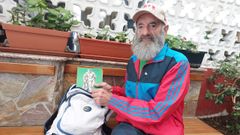 <span lang= gl >Seco coa mochila e os cadernos do �Sanson Institute� que comprou de rapaz para ga�ar forza f�sica, hai uns d�as na terraza do bar Caracas, onde toma caf� a diario coa s�a muller, Agripina</span>