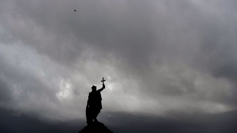  Vista de unas nubes sobre la escultura del rey Pelayo en el puerto deportivo de Gij�n