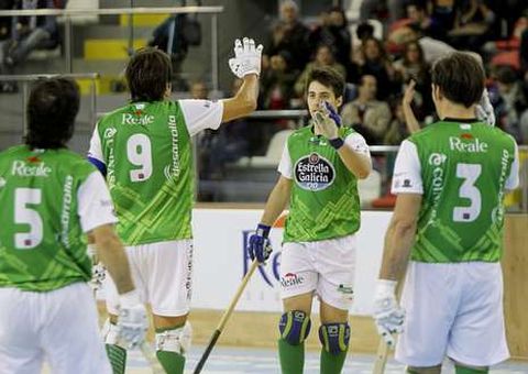 Los jugadores del Liceo celebran un gol en el Palacio.