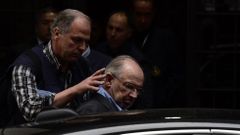 El agente de Aduanas le llegu� a poner la mano en la cabeza a Rato