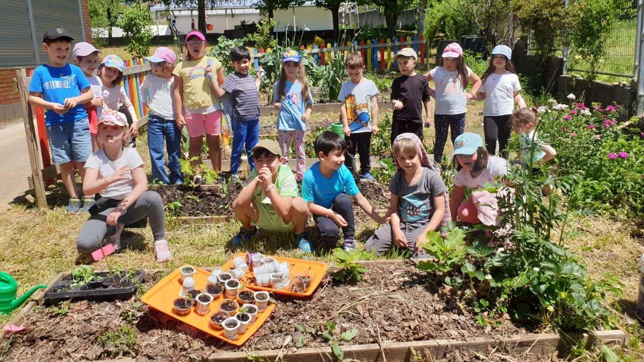 Los escolares asumen tareas de limpieza y plantaciones en Prado