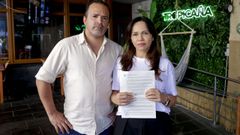 Los due�os del restaurante donde se produjo el �simpa�, con la denuncia que presentaron.