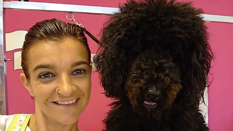 Ftima Soto con uno de los peludos que atiende