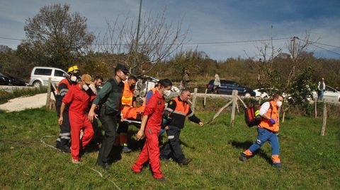 El herido fue trasladado en camilla desde la travesa de Folgoso hasta el helicptero de emergencias que esperaba en un prado cercano