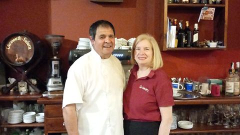 Gustavo Fernndez y Vidalina Fernndez echan el cierre a su confitera en Salas, La Gran Va, despus de 37 aos