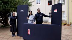 Los responsables de la nueva empresa de mudanzas y portes Imbala decidieron donar el centenar y medio de somieres en perfecto estado