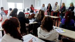 Personal de la Cruz Roja y la Xunta con alumnos de los cursos que ofrece la entidad