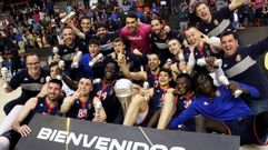 Diego Ocampo, a la izquierda del grupo, celebrando el ascenso del Tizona Burgos a la LEB Oro