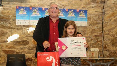 Recolle Marta Andrade Fandi�o, alumna do colexio Vilarmide-Eduardo Noya (Mux�a). Terceiro premio. Entrega F�lix Porto, alcalde de Mux�a