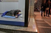 El plan pretende erradicar im�genes como esta, en la que un indigente duerme en un cajero.