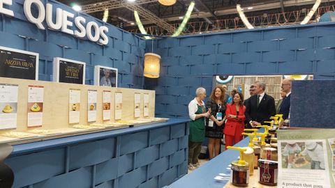 Visita del presidente Alfonso Rueda con la conselleira de Mar, Marta Villaverde al Sal�n Gourmets de Madrid. T�neles de la miel y el queso