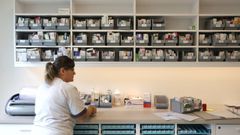 Almac�n donde se guardan los f�rmacos de los residentes en un centro de mayores en Pontevedra