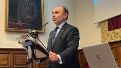 Ignacio Villaverde durante la presentaci�n de su candidatura�al Rectorado de la Universidad de Oviedo