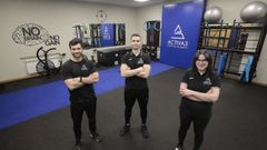 Manu Uriz, en el centro, junto a sus compa�eros Pablo y Sabela