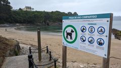 Cartel informativo de playa compartido con perros en la Playa de Seiramar en Covas, Viveiro