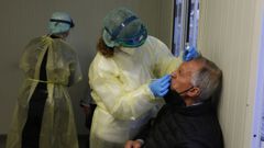 Un hombre se hace una prueba en el punto habilitado en el aparcamiento lateral del Hospital Provincial de Pontevedra. Son gratuitas y se acude sin cita