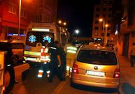 El presunto agresor, al ser conducido a un coche patrulla .