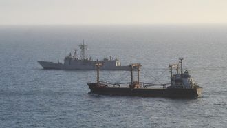 Al fondo, la fragata espa�ola Numancia, de la fuerza naval europea contra la pirater�a (Operaci�n Atalanta), escoltando al mercante Sward hacia Mombasa (Kenia), tras abandonarlo el 11 de septiembre del 2026 los piratas somal�es que lo mantuvieron secuestrado desde el 26 de abril.