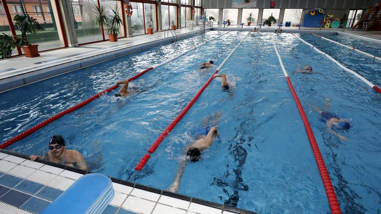 Foto de archivo de curso para socorristas en la piscina de Xove