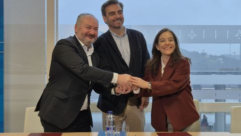 Rioboo, Calvo y Rey, tras sellar el acuerdo de los taxis en Alvedro.