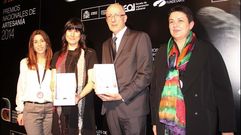 Idoia Cuesta, segunda por la izquierda, tras recibir esta tarde el Premio Nacional de Artesan�a 2014 en Madrid.