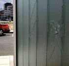 Cristal roto en la biblioteca.