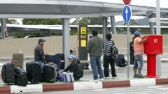 Migrantes en el aeropuerto de Peinador, en una imagen de archivo.