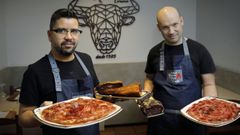 Adri�n, con un plato de pica�a, y Benjam�n, con uno de cecina, en la parrillada Buenos Aires