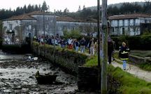 Peregrinos en el Camino Ingl�s a Compostela, a su paso por el Mu��o das Ace�as, en el t�rmino municipal de Nar�n.
