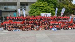 Los miembros del club tieron de rojo la plaza de Galicia para hacer la foto de familia.