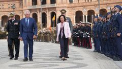 La ministra de Defensa, Margarita Robles, junto al alto representante de la Uni�n Europea para Asuntos Exteriores y Pol�tica de Seguridad, Josep Borrell.