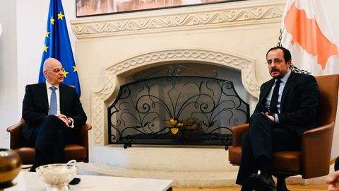 El Presidente de la Rep�blica de Chipre, Nikos Christodoulides (d), recibe al ministro de Defensa griego, Nikos Dendias.