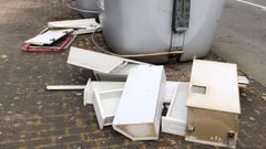 Imagen de basura tirada fuera de los contenedores en Oleiros.