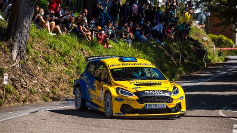 El langreano Oscar Palacio con su Ford Fiesta R5 es el lider de la Copa de Espaa de Rallyes