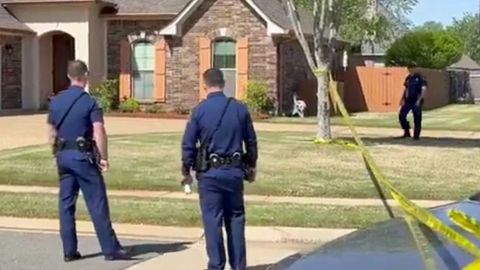 La polic�a de�Shreveport en el lugar de los hechos