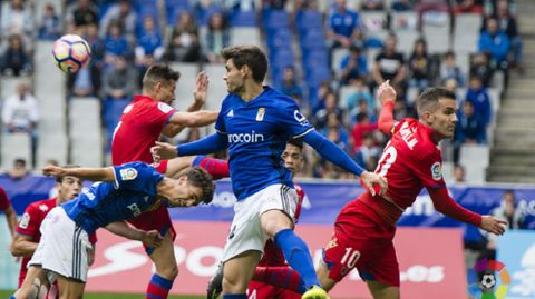 �scar Gil despeja un bal�n ante el Numancia