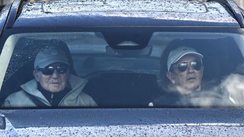 El rey emrito y Pedro Campos a su llegada al puerto deportivo de Sanxenxo, en una de las visitas del monarca emrito a Galicia.