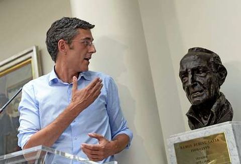 Madina present� su candidatura en el Senado ante un busto de Ram�n Rubial, un hist�rico expresidente del PSOE, vizca�no, como �l, y a quien consider� como un referente �tico. 