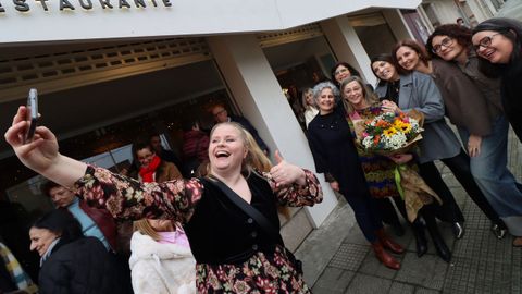 FIESTA SORPRESA POR JUBILACION EN EL RESTAURANTE XOANES A ROSA FERNANDEZ,