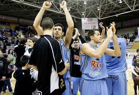 Los jugadores del Breog�n, celebrando la victoria ante el C�ceres en el Pazo.