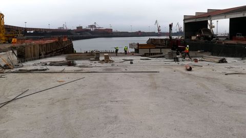 La rampa de desguace de DDR Vessels, en obras, en el puerto de El Musel
