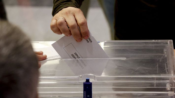 Un hombre introduce la papeleta electoral en la urna e las elecciones del 23 de julio del 2023. 