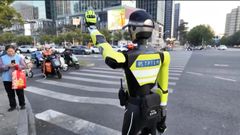 Un robot humanoide dirige el tr�fico en una intersecci�n.
