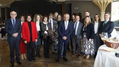 Juli�n Pardinas, en el centro, con algunos compa�eros que asistieron a la comida de despedida por su jubilaci�n