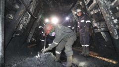 Los rescatadores trabajan sin descanso en el interior de la mina para llegar hasta los trabajadores atrapados