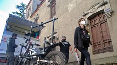El equipo de rodaje, junto a la casa del capit�n N��ez, anexa al sanatorio en el que se grab�