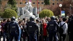 Medio centenar de j�venes detenidos